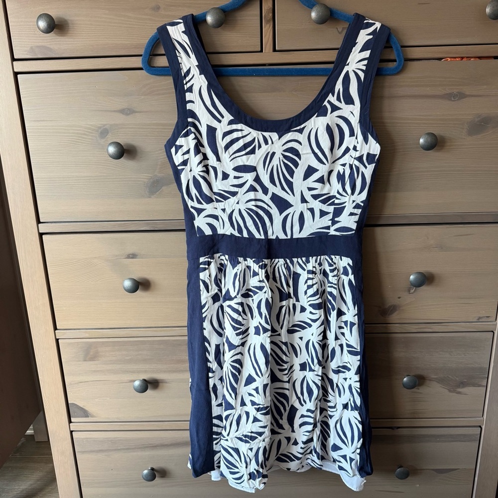Lilly Pulitzer Navy/White Leaf Print Dress Size 6 VERY FLATTERING!